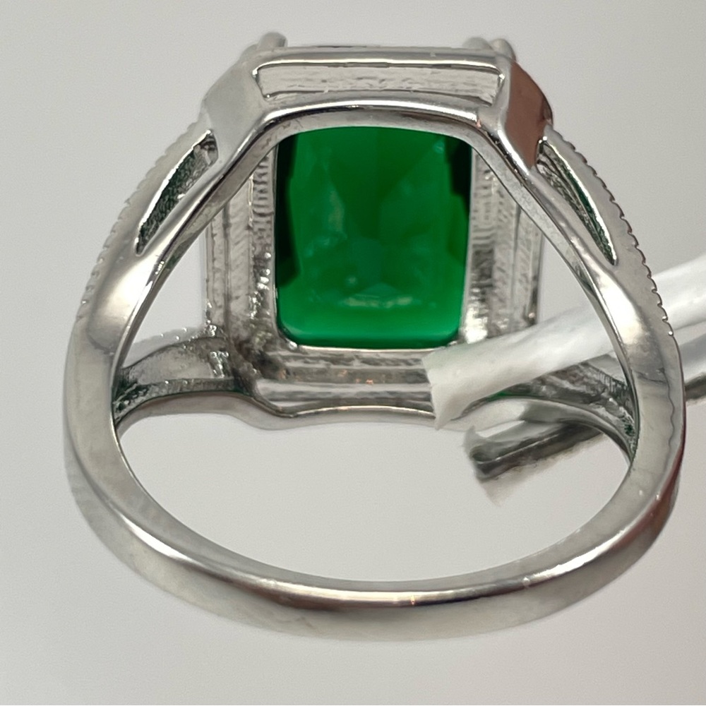 Beautiful Statement Green Emerald Diamond CZ Radiant Cut Silver Plated Ring - Picture 4 of 4